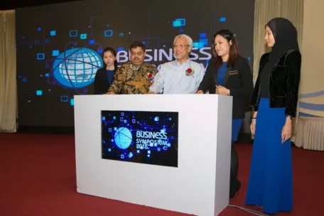 Vijay Eswaran Inspires Students At QIUP Business Symposium